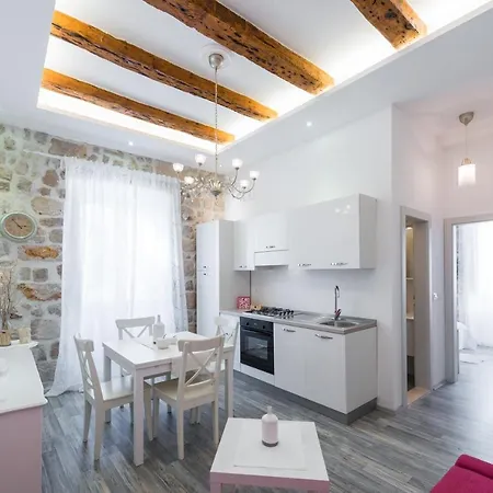 Luxury Rose Apartment *