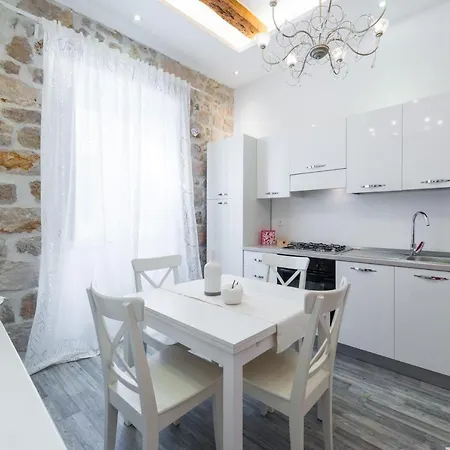 Luxury Rose Apartment *